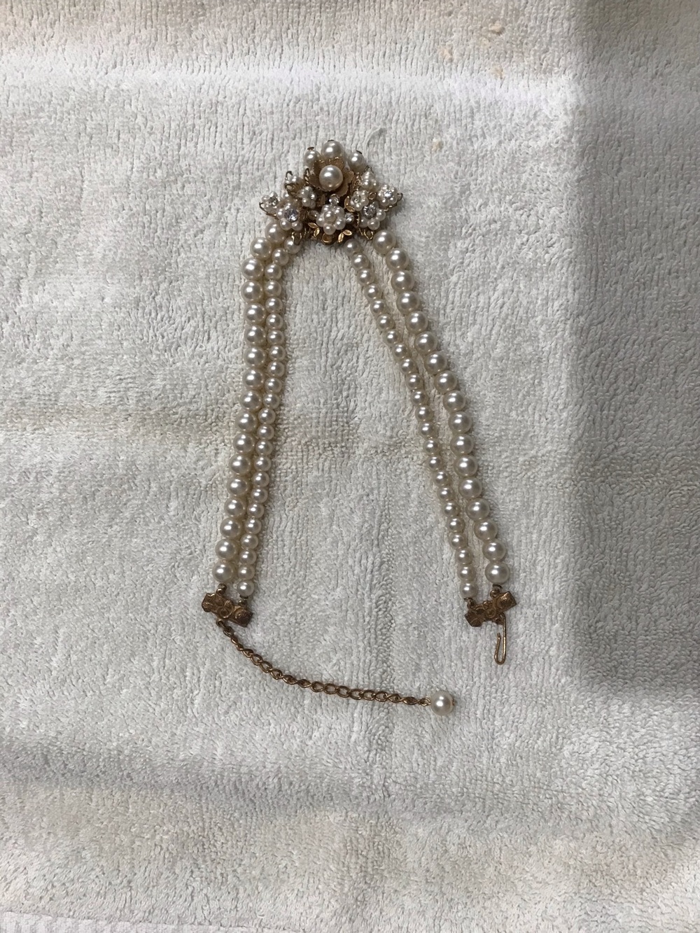 Vintage faux pearl necklace with flowers and rhinestones.
